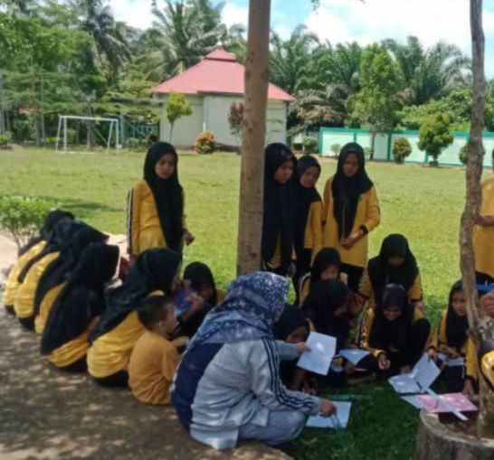 Siswa MTsN 7 Bungo Kelas VII B Jelajahi Ekosistem Buatan dalam Praktikum