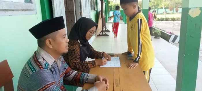 Wali Kelas MTsN 7 Bungo Aktif Pantau Kedisiplinan Shalat Siswa Lewat Buku Agenda Ibadah