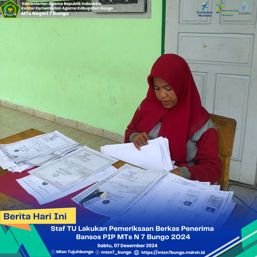 Staf TU Lakukan Pemeriksaan Berkas Penerima Bansos PIP MTs N 7 Bungo 2024