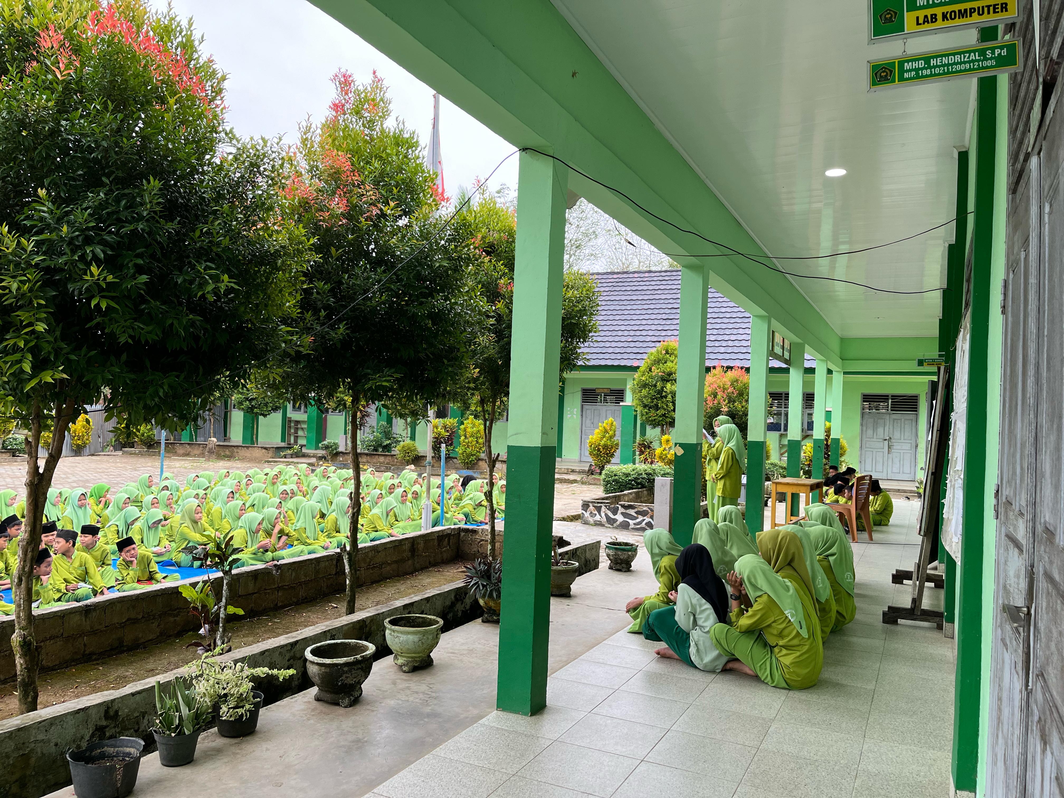 Penuh Percaya Diri, Dua Siswa MTsN 7 Bungo Sampaikan Pidato Singkat dalam Dua Bahasa