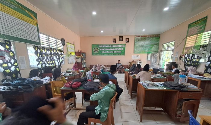 Kepala MTsN 7 Bungo Pimpin Rapat Guru dan Staf Bahas Hasil Pertemuan di Kemenag