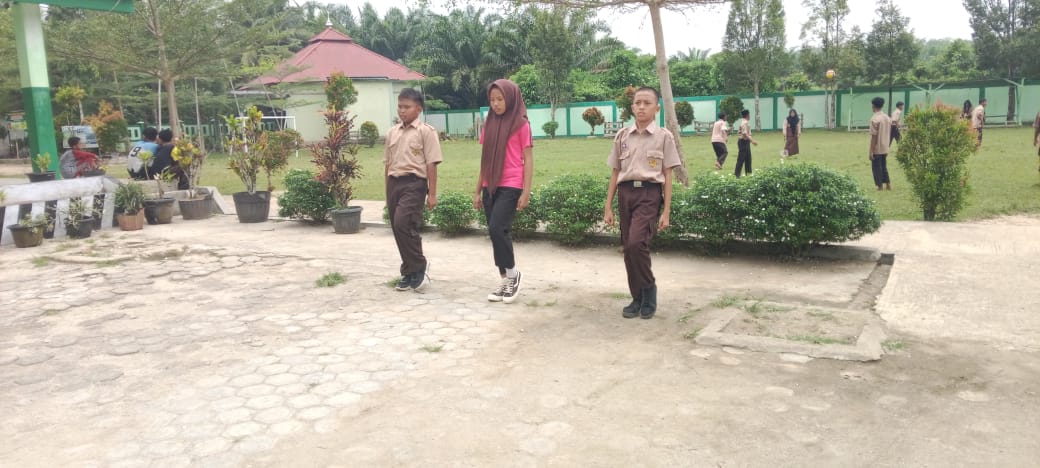Siswa Kelas VII C MTsN 7 Bungo Gelar Latihan Petugas Upacara di Halaman Utama Madrasah