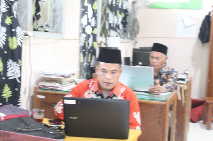 Guru Kelas IX MTsN 7 Bungo Sibuk Kelola Nilai ASAS Genap Melalui RDM