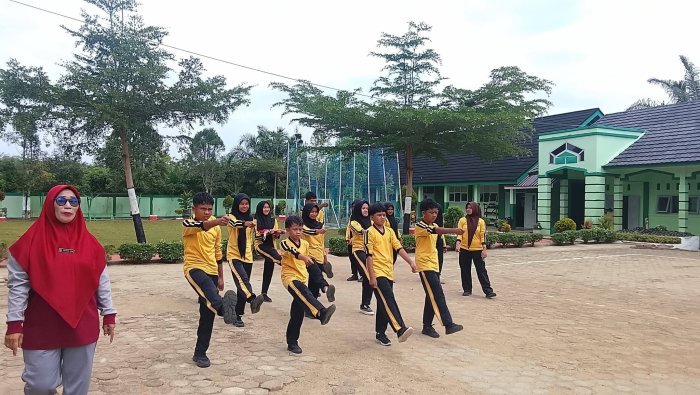 Persiapkan Petugas Upacara, Siswa Kelas VIII A MTsN 7 Bungo Ikuti Latihan Intensif Persiapkan Petugas Upacara, Siswa Kelas VIII A MTsN 7 Bungo Ikuti Latihan Intensif