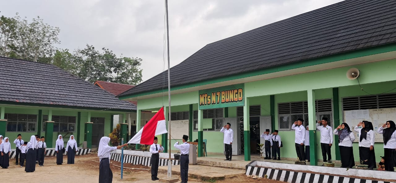MTsN 7 Bungo Gelar Upacara Tertib dan Khidmat, Tanamkan Semangat Belajar dan Disiplin kepada Siswa