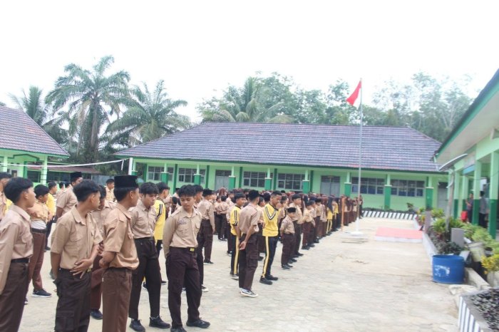 Apel Pagi Awali Kegiatan Pengembangan Minat dan Bakat Siswa di MTsN 7 Bungo Apel Pagi Awali Kegiatan Pengembangan Minat dan Bakat Siswa di MTsN 7 Bungo