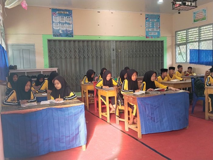 Siswa MTsN 7 Bungo Awali Pagi dengan Literasi Al-Quran Sebelum KBM Dimulai