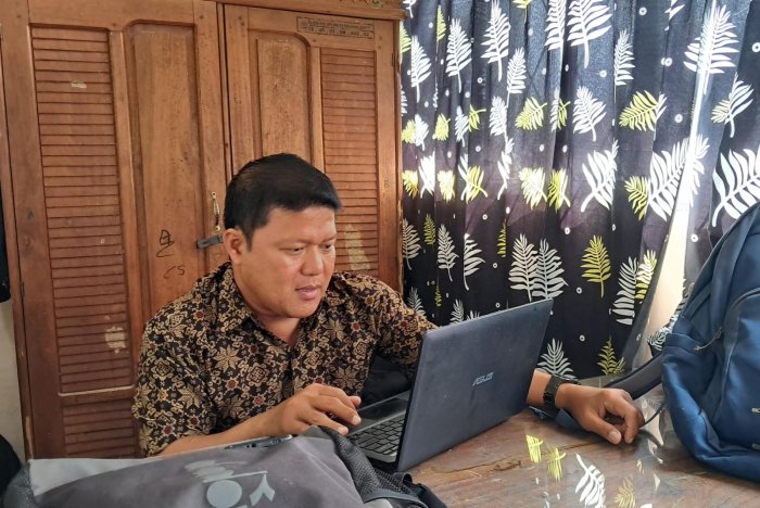 Menjelang Supervisi, Bapak Habibi S.Pd Fokus Siapkan Administrasi Pembelajaran