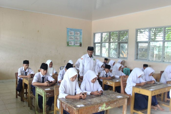 Hari Terakhir ASAS Genap, MTsN 7 Bungo Sukses Laksanakan Ujian Berbasis Android dengan Lancar dan Tertib