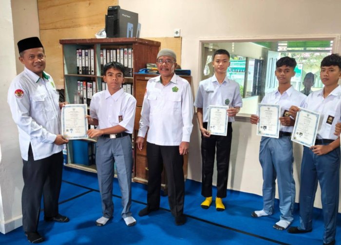 Alumni Kelas IX A Mulai Terima Ijazah, MTsN 7 Bungo Buka Pembagian Tahap Pertama Alumni Kelas IX A Mulai Terima Ijazah, MTsN 7 Bungo Buka Pembagian Tahap Pertama