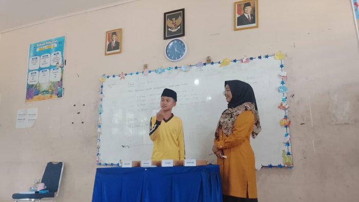 Metode Categorization Tingkatkan Pemahaman Types of English Nouns, Siswa VIII A MTsN 7 Bungo Belajar Lebih Interaktif Metode Categorization Tingkatkan Pemahaman Types of English Nouns, Siswa VIII A MTsN 7 Bungo Belajar Lebih Interaktif