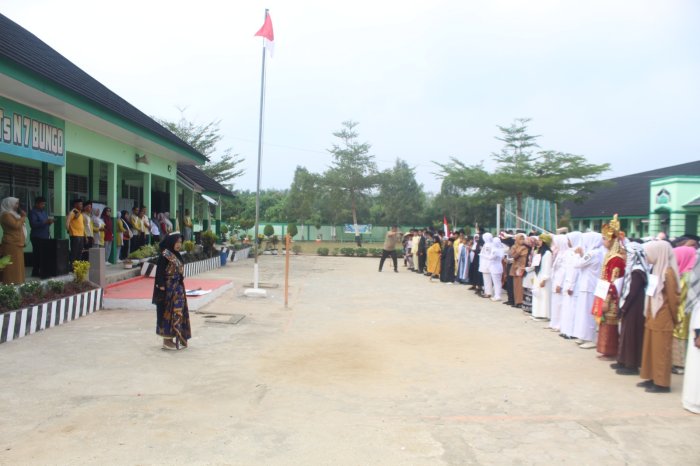 Semarak HUT ke-81 RI, MTsN 7 Bungo Kobarkan Semangat Nasionalisme dalam Apel dan Karnaval Cosplay Semarak HUT ke-81 RI, MTsN 7 Bungo Kobarkan Semangat Nasionalisme dalam Apel dan Karnaval Cosplay