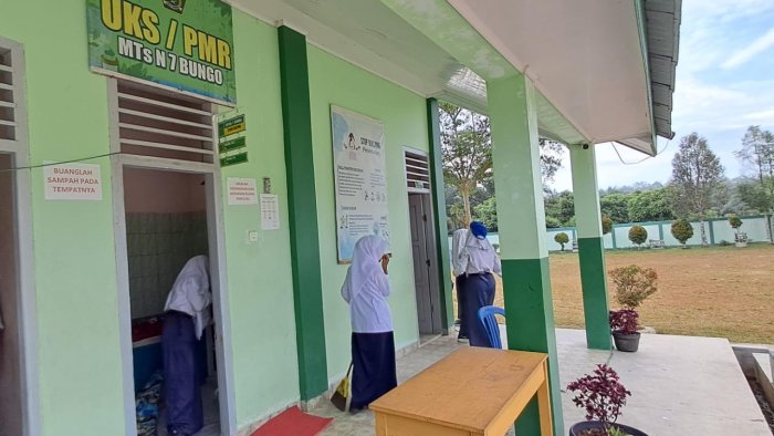 MTsN 7 Bungo: Anggota PMR Gelar Kegiatan Bersih-Bersih di UKS Demi Wujudkan Lingkungan Sehat