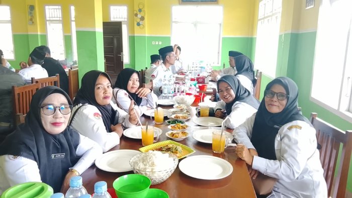 Kebersamaan GTK MTsN 7 Bungo Terjalin Hangat Usai Upacara HAB Kemenag ke-80