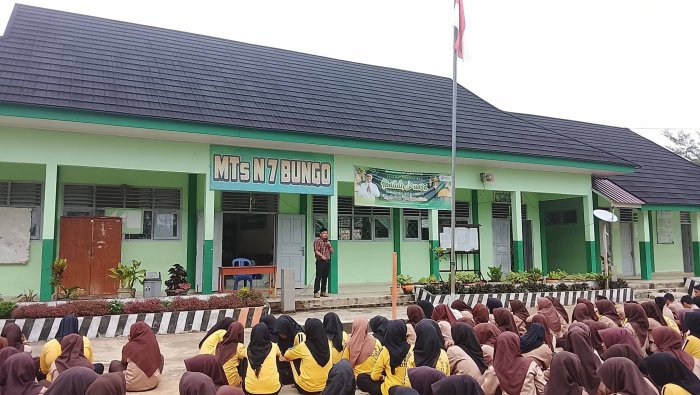 Apel Sebelum KBM, MTsN 7 Bungo Bangkitkan Semangat Siswa Sambut Kegiatan Pengembangan Diri