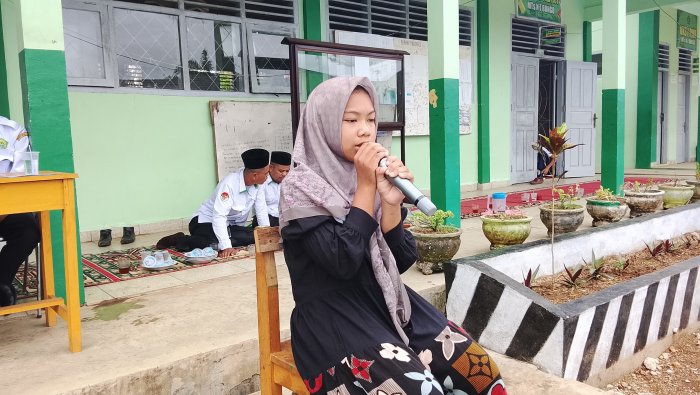 Aira, Siswa Kelas VIII C MTsN 7 Bungo Raih Juara 1 Lomba Tahfizul Quran dalam Peringatan Maulid Nabi 1447 H
