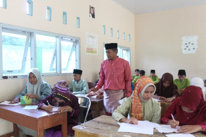 Siswa MTsN 7 Bungo Beradu Kreativitas dalam Lomba Desain Motif Batik Jambi Siswa MTsN 7 Bungo Beradu Kreativitas dalam Lomba Desain Motif Batik Jambi