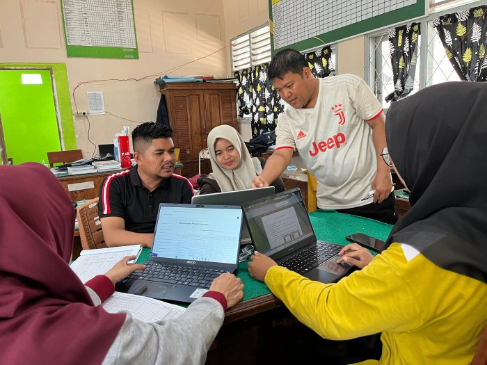 Salah Satu Tugas PPG: Guru MTsN 7 Bungo Habibi Lakukan Umpan Balik Jurnal School Well-Being Modul 1