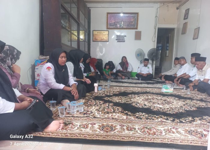 Kunjungan Sosial, Kepala MTsN 7 Bungo Bersama Guru dan Staf Laksanakan Taziyah ke Rumah Duka