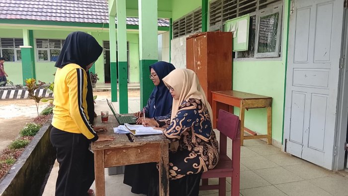 Guru Piket MTsN 7 Bungo Berperan Aktif Jaga Kelancaran dan Ketertiban Proses KBM Guru Piket MTsN 7 Bungo Berperan Aktif Jaga Kelancaran dan Ketertiban Proses KBM