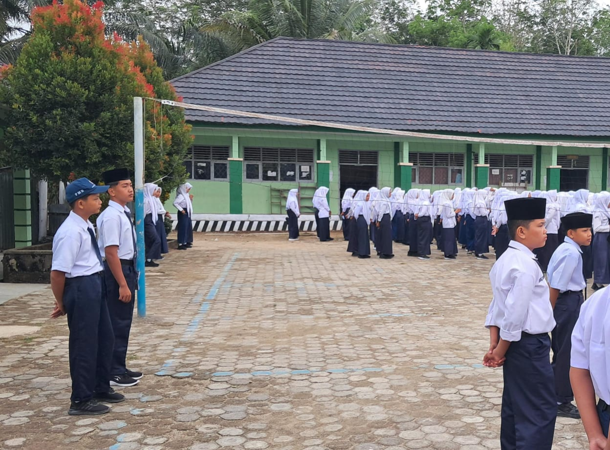 PMR MTsN 7 Bungo Aktif Bantu Tugas Upacara Bendera Setiap Hari Senin