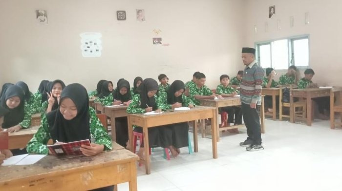 Guru Al-Quran Hadis Ajak Siswa Refleksi Kejujuran dalam Muamalah Berdasarkan QS. Al-Muthaffifin