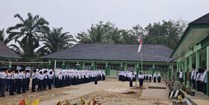 Upacara Bendera di MTsN 7 Bungo Berlangsung Khidmat, Pembina Tekankan Tiga Tujuan Utama Datang ke Madrasah