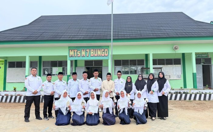 Wujudkan Semangat Nasionalisme, MTsN 7 Bungo Apresiasi Siswa Berprestasi di Hari Kesaktian Pancasila