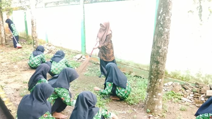 Awali KBM Pagi, Civitas Akademika MTsN 7 Bungo Gelar Aksi Bersih Lingkungan Madrasah