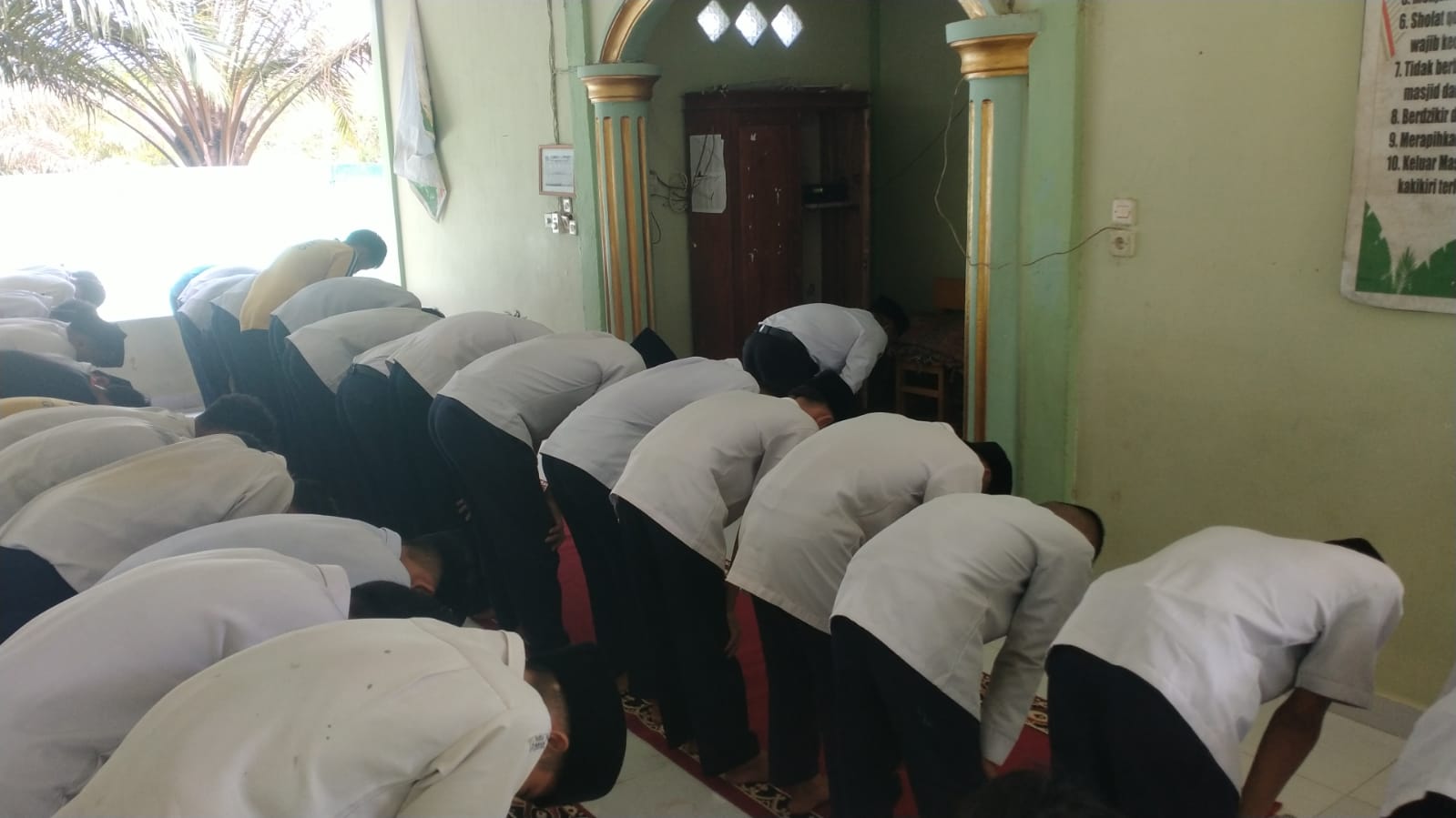 MTsN 7 Bungo Konsisten Laksanakan Salat Zuhur Berjamaah di Madrasah