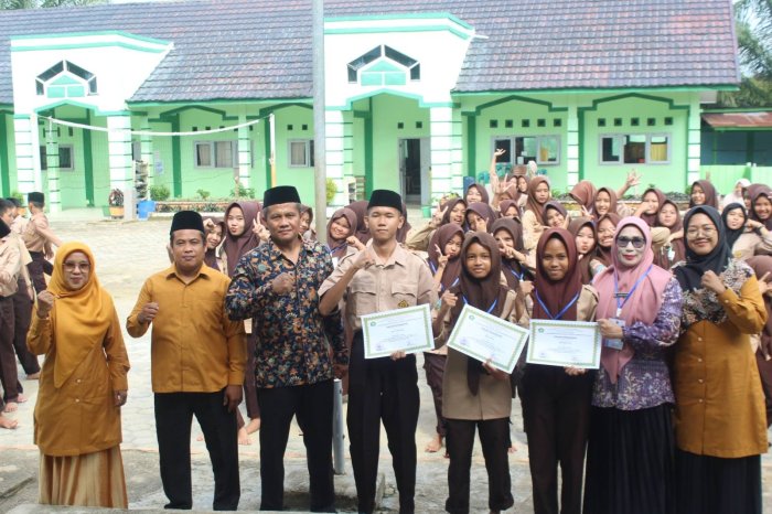Kepala MTsN 7 Bungo Umumkan Peraih Nilai Tertinggi ASAS Genap TP 2025/2026, Tiga Siswa Terbaik Terima Penghargaan Kepala MTsN 7 Bungo Umumkan Peraih Nilai Tertinggi ASAS Genap TP 2025/2026, Tiga Siswa Terbaik Terima Penghargaan