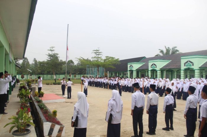 Upacara Bendera di MTsN 7 Bungo, Pembina Tekankan Kedisiplinan dan Kerapian Berpakaian Upacara Bendera di MTsN 7 Bungo, Pembina Tekankan Kedisiplinan dan Kerapian Berpakaian