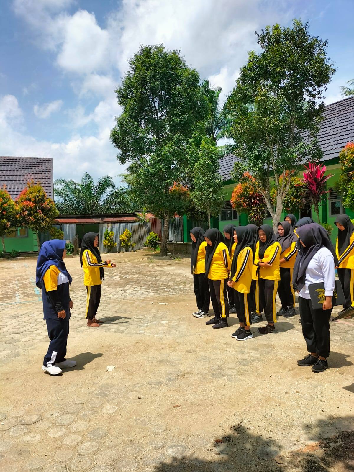 Mantapkan Persiapan, Siswa kelas IX C MTs Negeri 7 Bungo Gelar Latihan Upacara Bendera