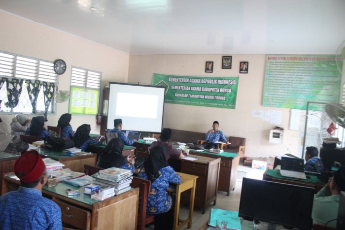 Pemantapan Beban Kerja dan Tugas Tambahan Guru, MTsNegeri 7 Bungo Gelar Rapat Awal Tahun Ajaran 2026/2027 Pemantapan Beban Kerja dan Tugas Tambahan Guru, MTsNegeri 7 Bungo Gelar Rapat Awal Tahun Ajaran 2026/2027