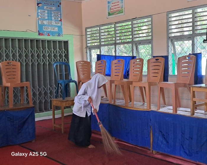MTsN 7 Bungo Terapkan Budaya Piket Berkelanjutan: Kamad Lakukan Supervisi Rutin Pastikan Kelas Bersih Setelah KBM