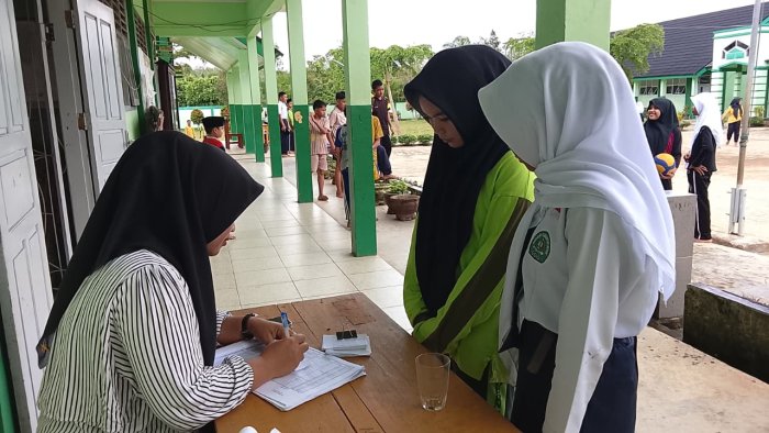 Guru Piket MTsN 7 Bungo Jalankan Tugas dengan Penuh Tanggung Jawab