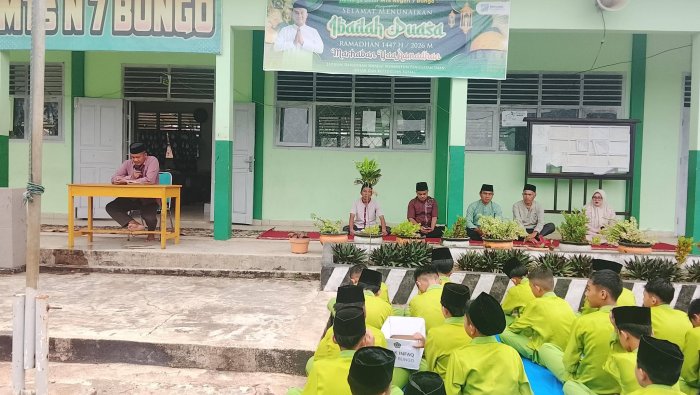 Semarak Jumat Berkah Ramadhan 1447 H di MTsN 7 Bungo, Dipenuhi Tilawah, Yasinan, Shalawat dan Tausiyah