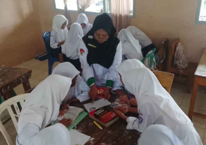 Scavenger Hunt Warnai Pembelajaran Bahasa Inggris di MTsN 7 Bungo, Siswa Berlomba Pecahkan Rekor Temuan Verb 2