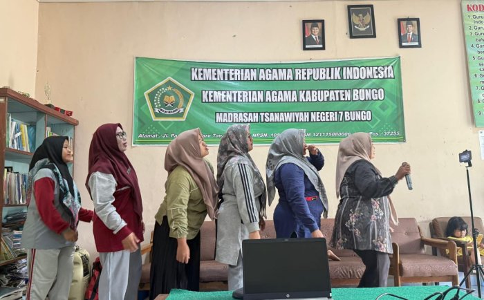 Semangat Kebersamaan Warnai Latihan Estafet Lagu Ibu-Ibu Guru MTsN 7 Bungo Jelang HAB Kemenag