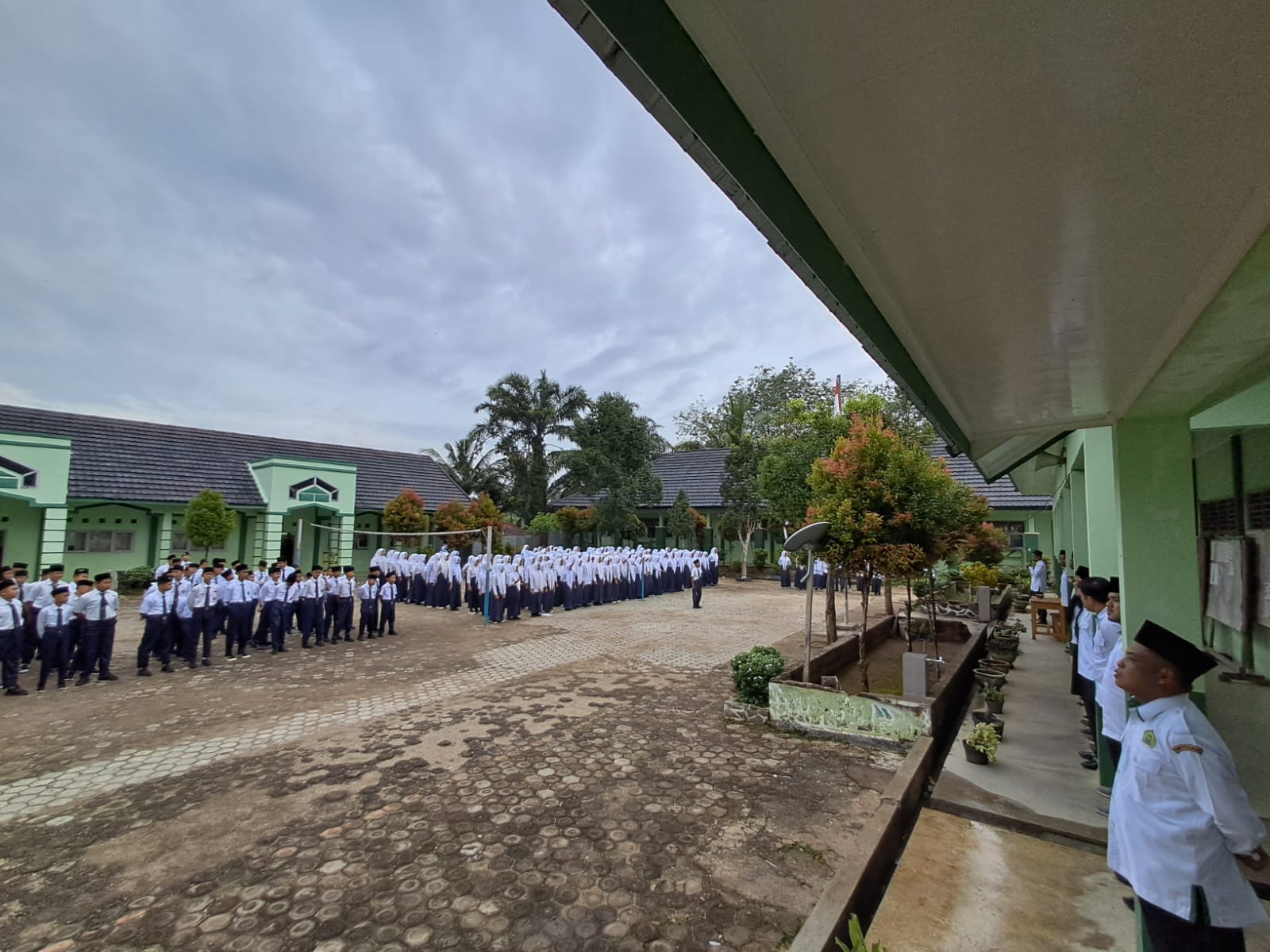 Pembina Upacara : Gunakan Media Sosial Sebagai Media Belajar