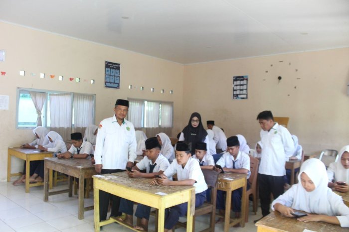 Hari Pertama ASAS Genap MTsN 7 Bungo Berjalan Lancar, Pimpinan Madrasah Lakukan Monitoring Langsung