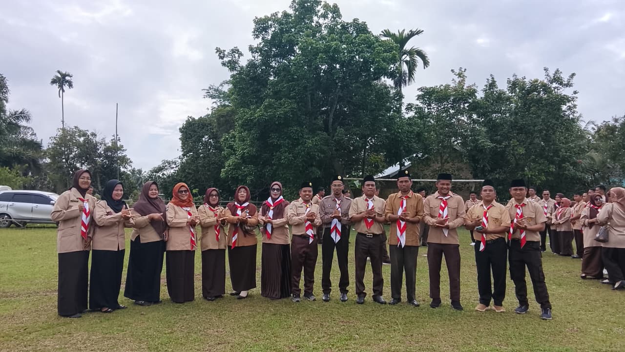 Gerakan Pramuka MTs Negeri 7 Bungo Antusias Mengikuti Upacara Hari Pramuka ke-64 Tingkat Kwaran Tanah Tumbuh