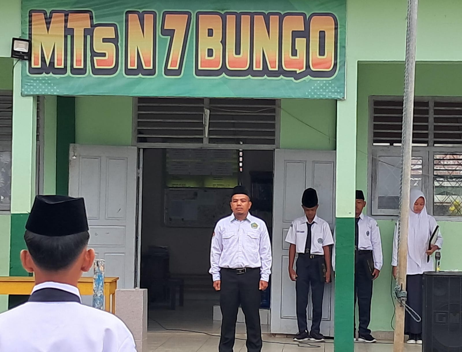 MTsN 7 Bungo Gelar Upacara Bendera Hari Senin, Pembina Upacara Sampaikan Tiga Kunci Keberhasilan Menuntut Ilmu