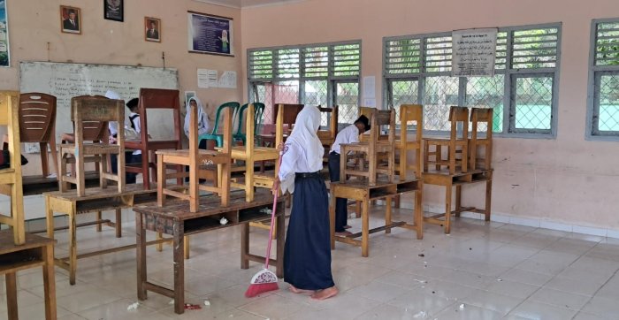Siswa MTsN 7 Bungo Laksanakan Piket Rutin Menjelang Pulang Sekolah