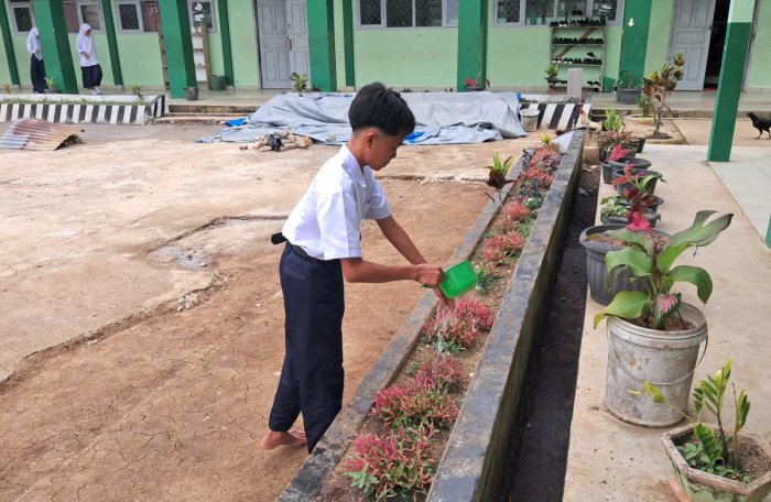 Siswa MTsN 7 Bungo Wujudkan Kepedulian Lingkungan Melalui Kegiatan Merawat Taman Madrasah