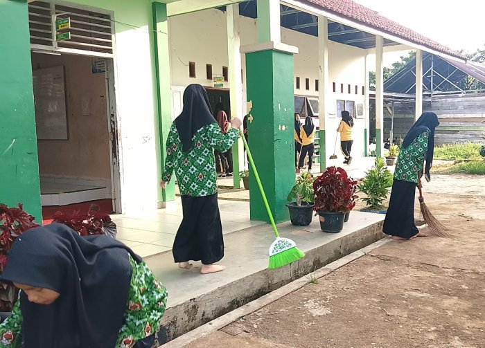 Wujudkan Madrasah ASRI, Guru Piket Ajak Siswa MTsN 7 Bungo Bersihkan Lingkungan Sejak Pagi