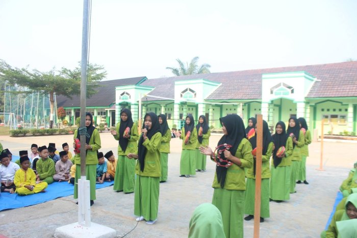 Ada yang Berbeda di Yasinan Jumat MTsN 7 Bungo, Tim Kasidah Rebana Bikin Suasana Makin Semarak