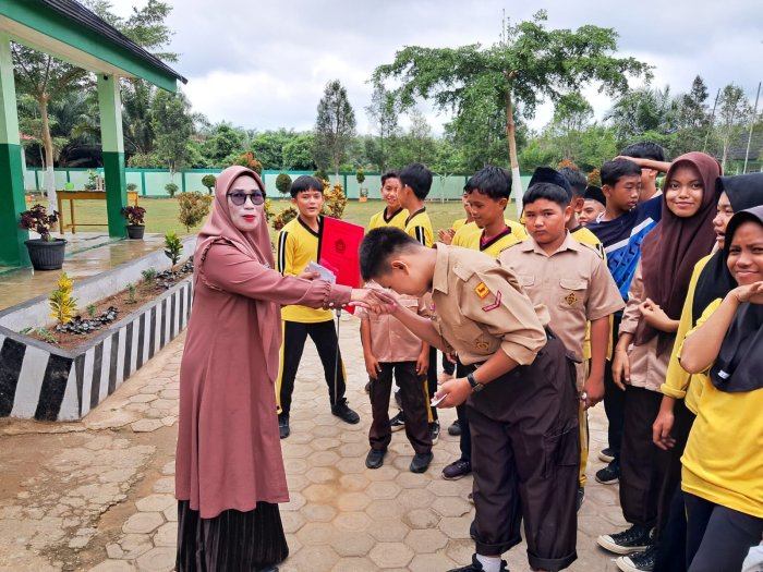 Pembagian Nomor Ujian, Kartu Login ASAS, dan Agenda Salat Siswa Usai Kerja Bakti di MTsN 7 Bungo