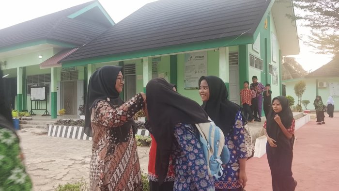 Sapa Pagi MTsN 7 Bungo, Guru Sambut Peserta Didik dengan Senyum, Salam, dan Sapa Wujudkan Madrasah Ramah Anak Sapa Pagi MTsN 7 Bungo, Guru Sambut Peserta Didik dengan Senyum, Salam, dan Sapa Wujudkan Madrasah Ramah Anak