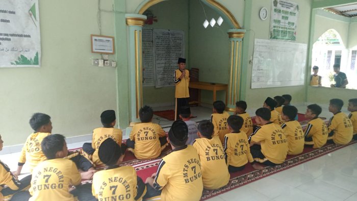 Siswa MTsN 7 Bungo Laksanakan Shalat Dzuhur Berjamaah dan Kultum